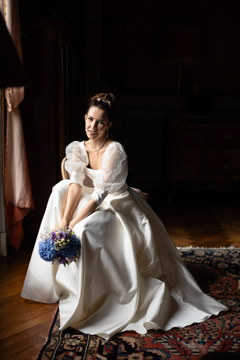  shooting Bridgerton mariée assise dans les marches d'un château